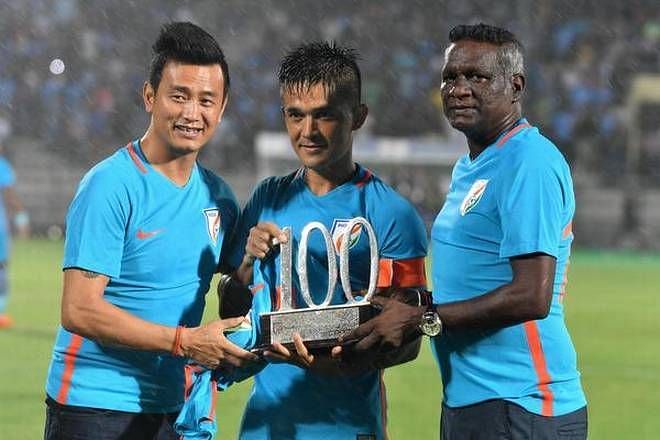 Bhaichung Bhutia and IM Vijayan gives Sunil Chhetri the award for completing 100 international matches