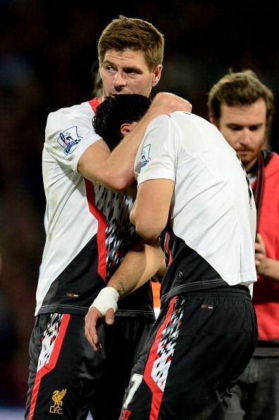 Gerrard consoling Suarez after Liverpool&#039;s capitulation