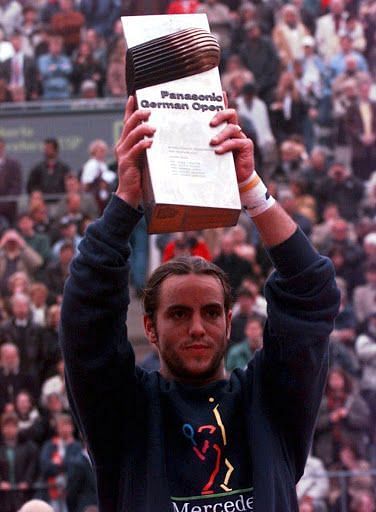 Roberto Carretero lifts the 1996 Hamburg Masters title.