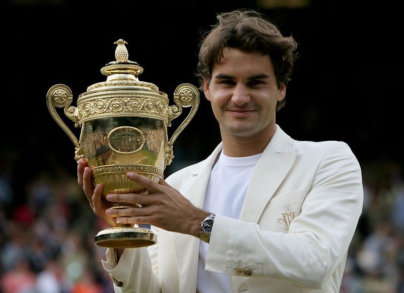 Roger Federer with the Wimbledon 2006 trophy