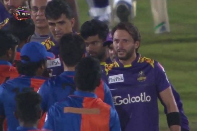 Shahid Afridi confronting Naveen-ul-Haq over his spat with Mohammad Amir