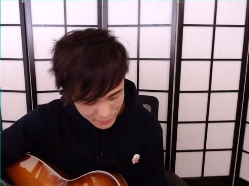 Sykkuno wins hearts online by playing the guitar
