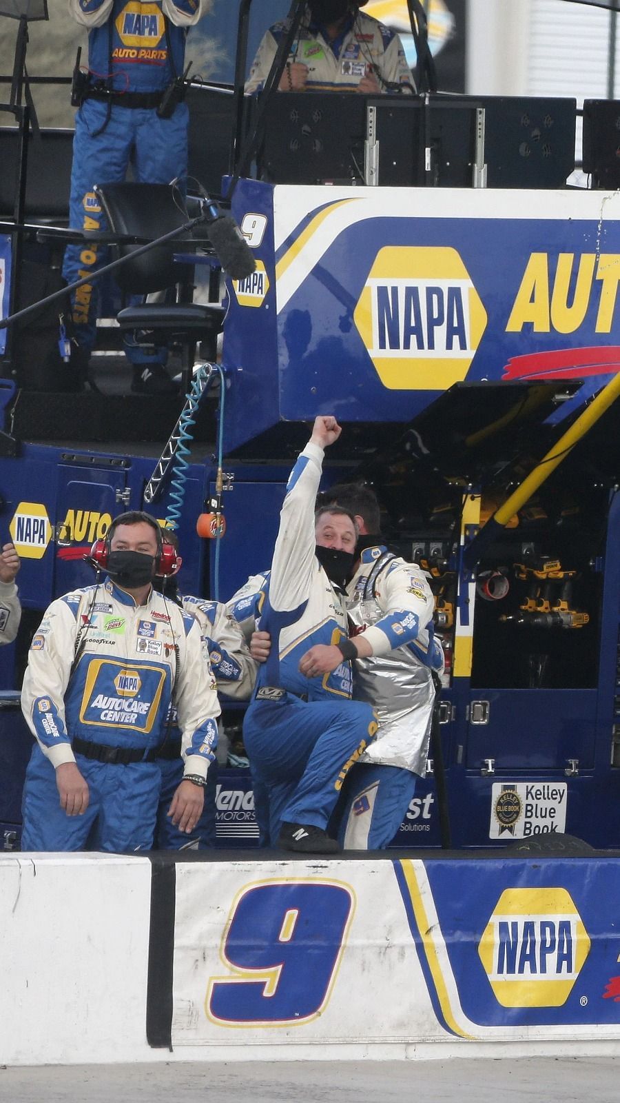 how-much-money-do-nascar-pit-crew-members-make