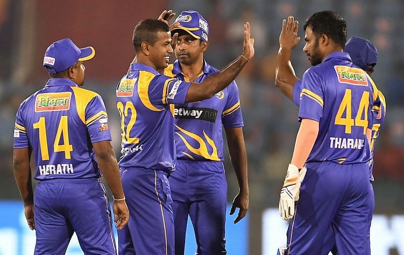 श्रीलंका लेजेंड्स के लिए नुवाल कुलसेकरा ने घातक गेंदबाजी करते हुए 5 विकेट लिए