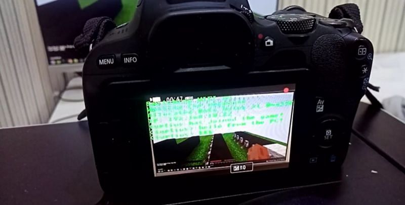 A Minecraft server being run on a Canon EOS 200D camera (Image via u/turtius/reddit.com