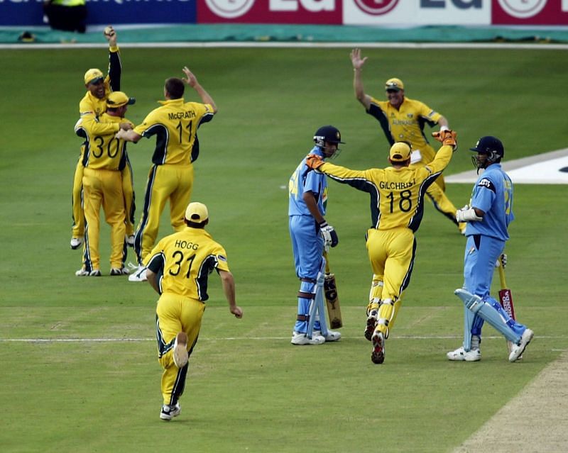 भारत को हराने के बाद ऑस्ट्रेलियाई टीम सेलिब्रेट करते हुए