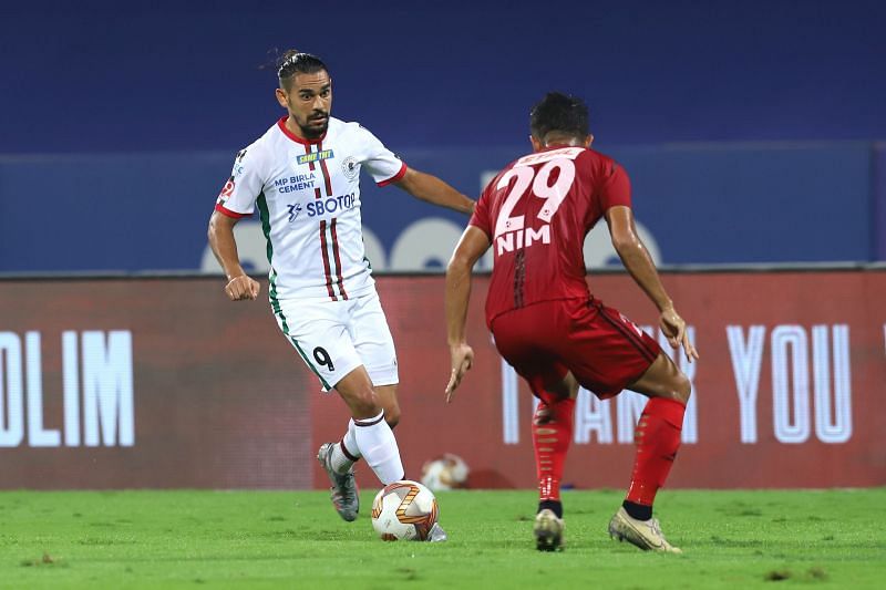 David Williams (in white) scored for ATK Mohun Bagan in the first leg of the semi-finals against NorthEast United FC (Image Courtesy: ISL Media)