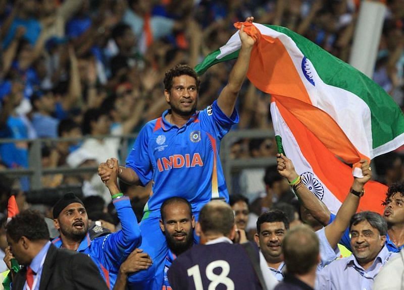 सचिन तेंदुलकर को कंधे पर उठाकर मैदान का चक्कर लगाते भारतीय खिलाड़ी