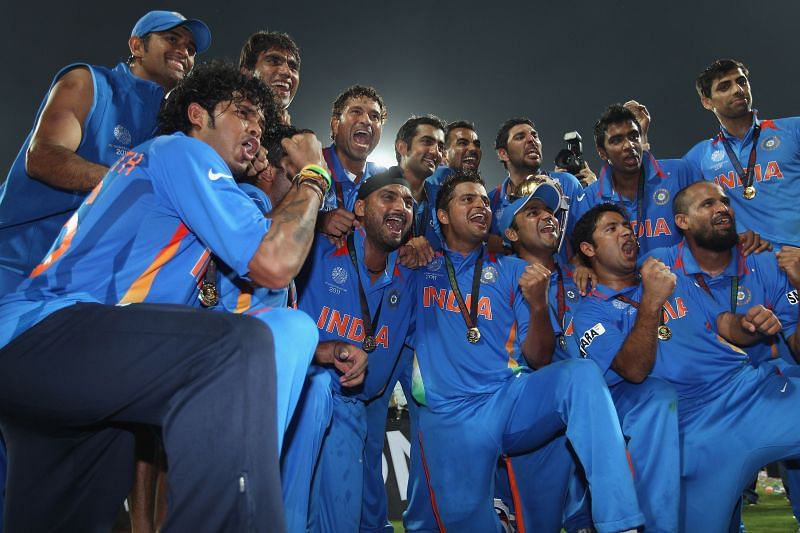 भारतीय टीम वर्ल्ड कप ट्रॉफी के साथ