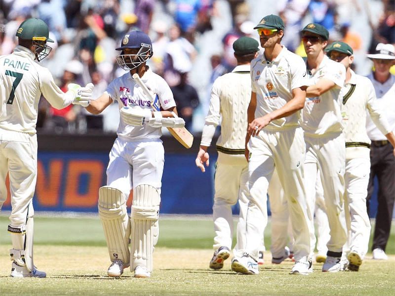 टेस्ट जीत के बाद विपक्षी खिलाड़ियों से हाथ मिलाते हुए अजिंक्य रहाणे