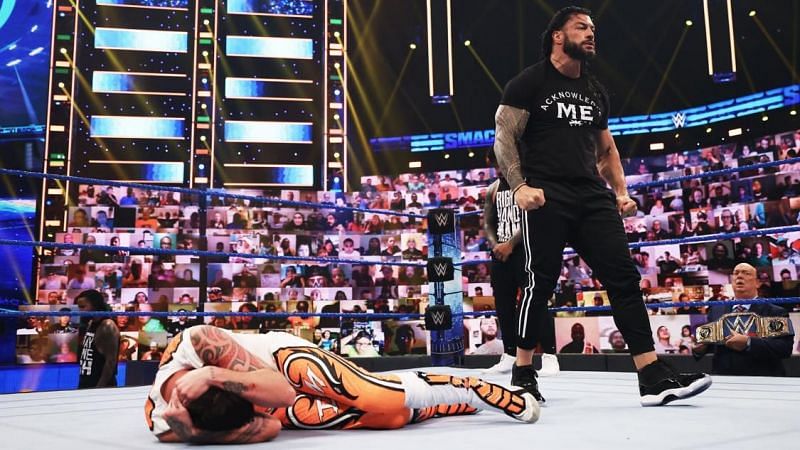 रोमन रेंस ने WWE SmackDown टैग टीम चैंपियनशिप मैच में दखल दिया