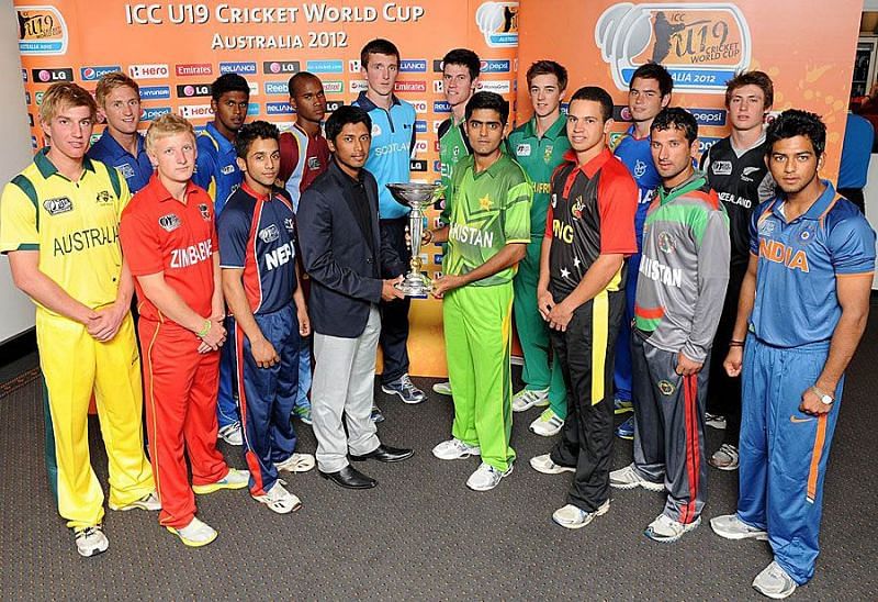 2012 आईसीसी अंडर-19 वर्ल्ड कप ट्रॉफी के साथ सभी कप्तान