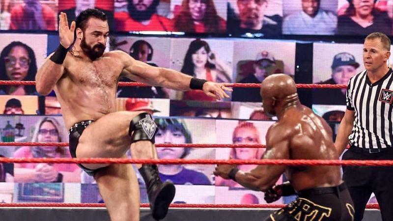 मौजूदा WWE चैंपियन को लगा झटका