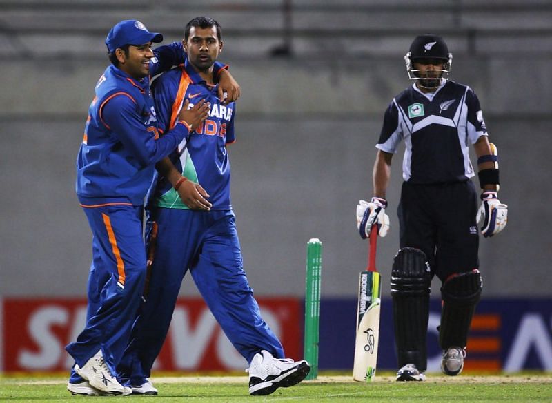 न्यूजीलैंड के खिलाफ मैच के दौरान रोहित शर्मा और प्रवीण कुमार