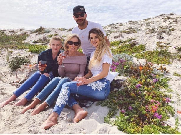 Faf du Plessis with his sister Rhemi Rynners and his family