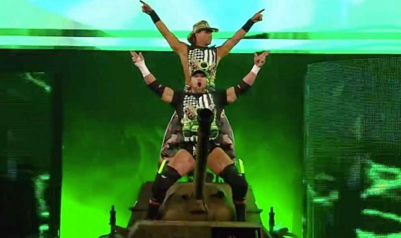 WWE SummerSlam में एंट्री करते हुए डीएक्स के मेंबर शॉन माइकल्स और ट्रिपल एच
