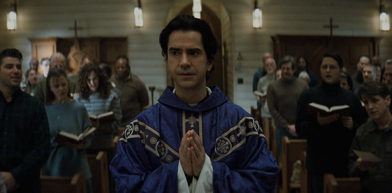 Hamish Linklater as Father Paul in Midnight Mass (Image via Twitter/@NetflixGeeked)