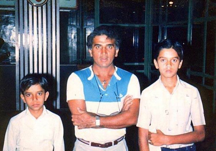Childhood Picture of Rahul Dravid and his brother with Sunil Gavaskar