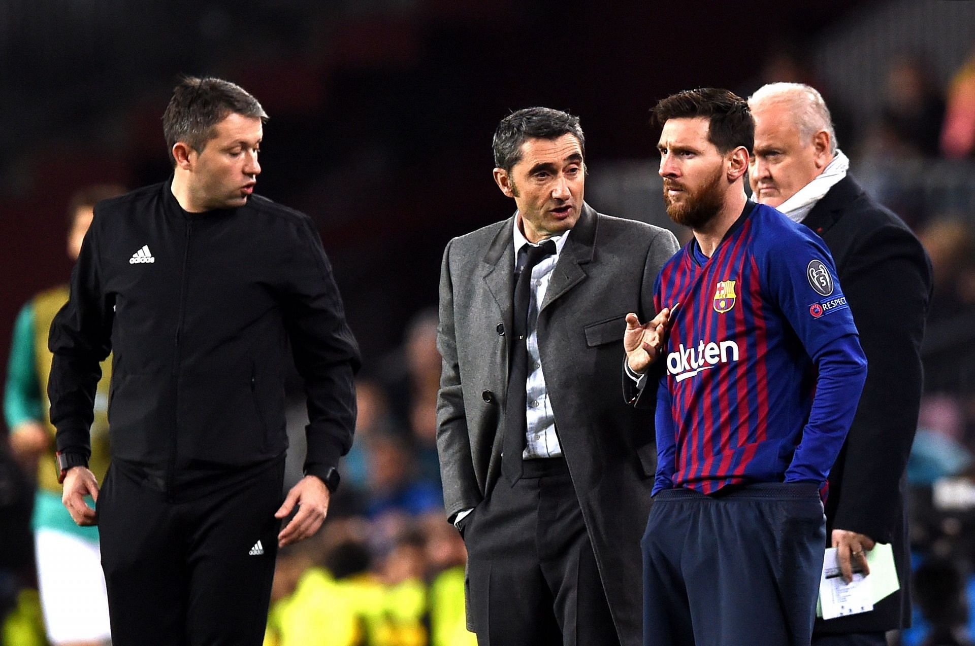 Valverde giving instructions to Messi during a Champions League game