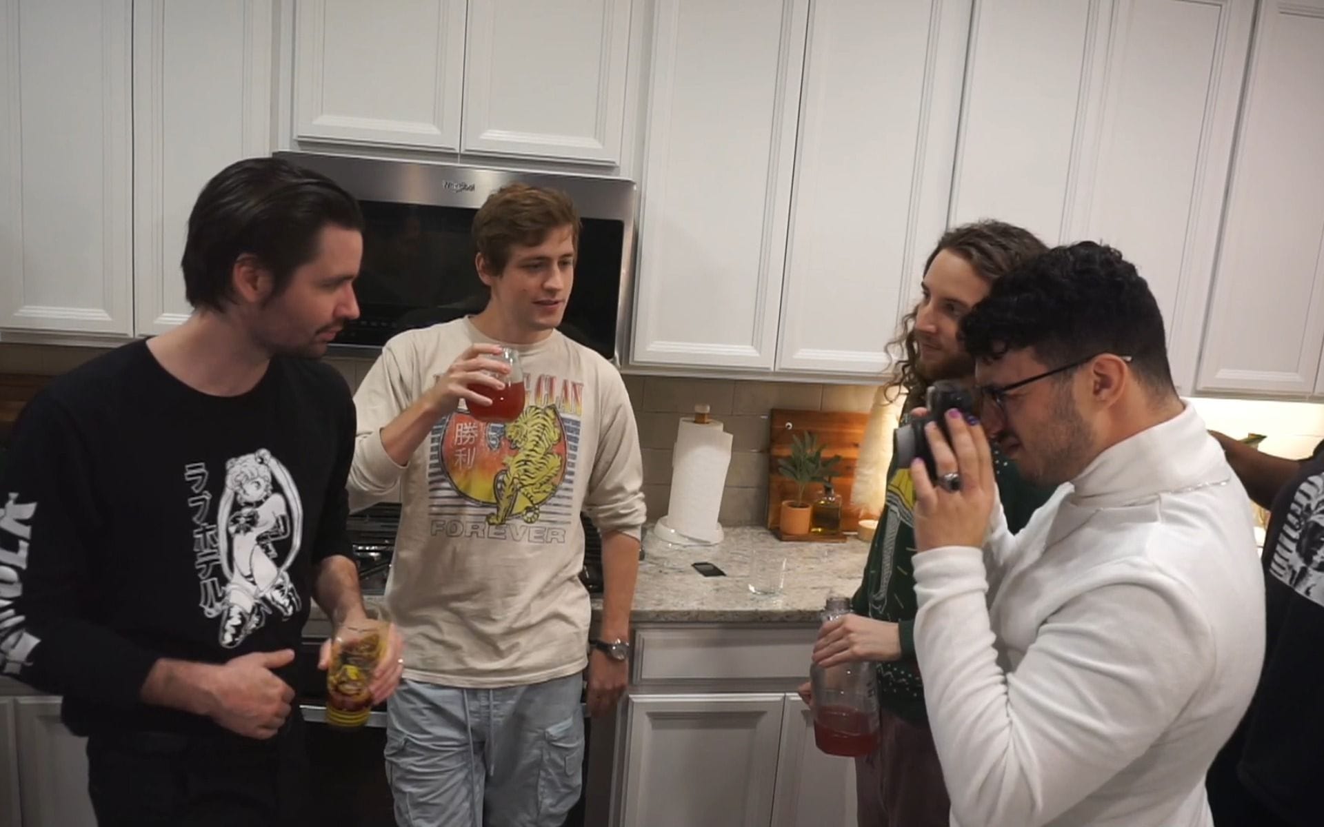 Sodapoppin, Russel and Burn recreate the average YouTube video intro