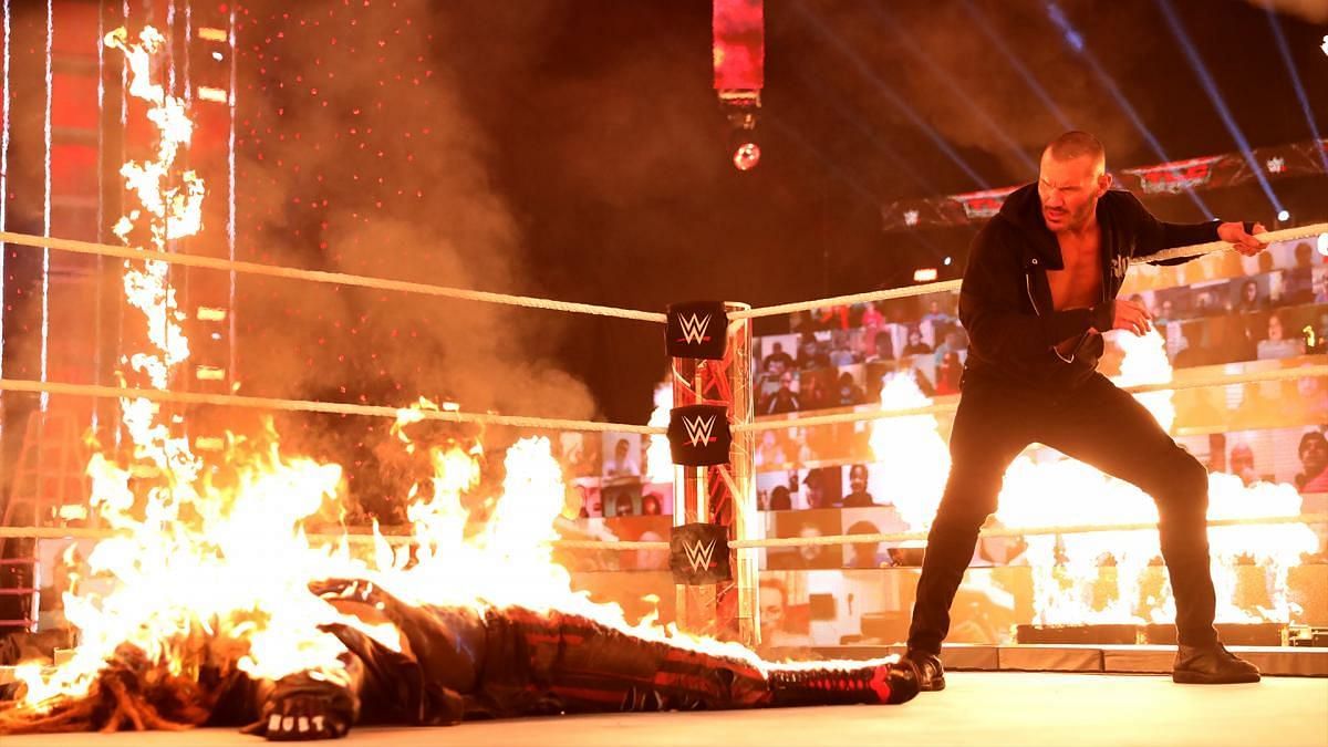 WWE TLC 2020 में द फीन्ड को रैंडी ऑर्टन ने रिेंग में जिंदा जला दिया था