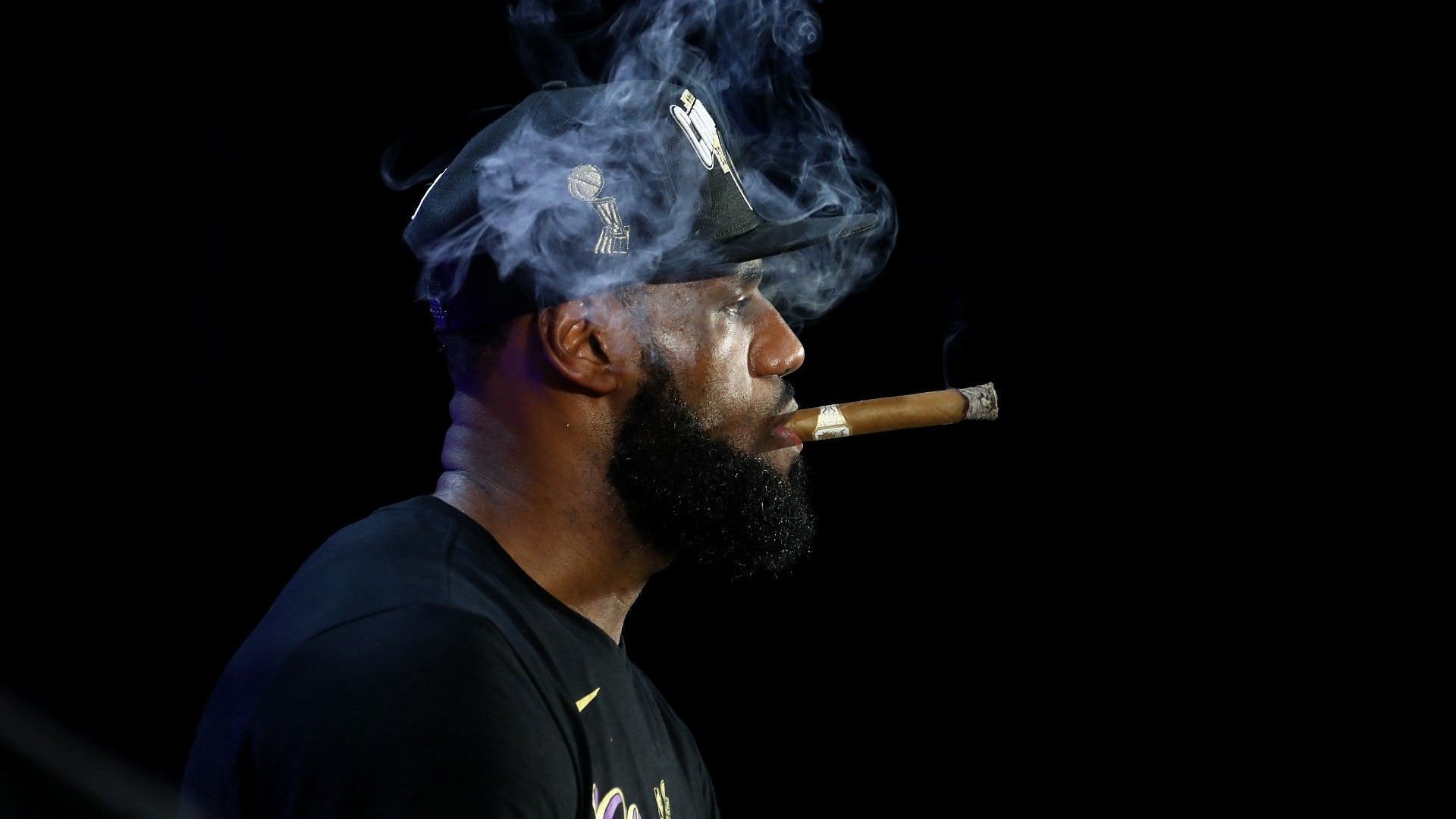 Watch Lebron James Makes A Stylish Entry In The Tunnel With A Cigar In His Hand For The La