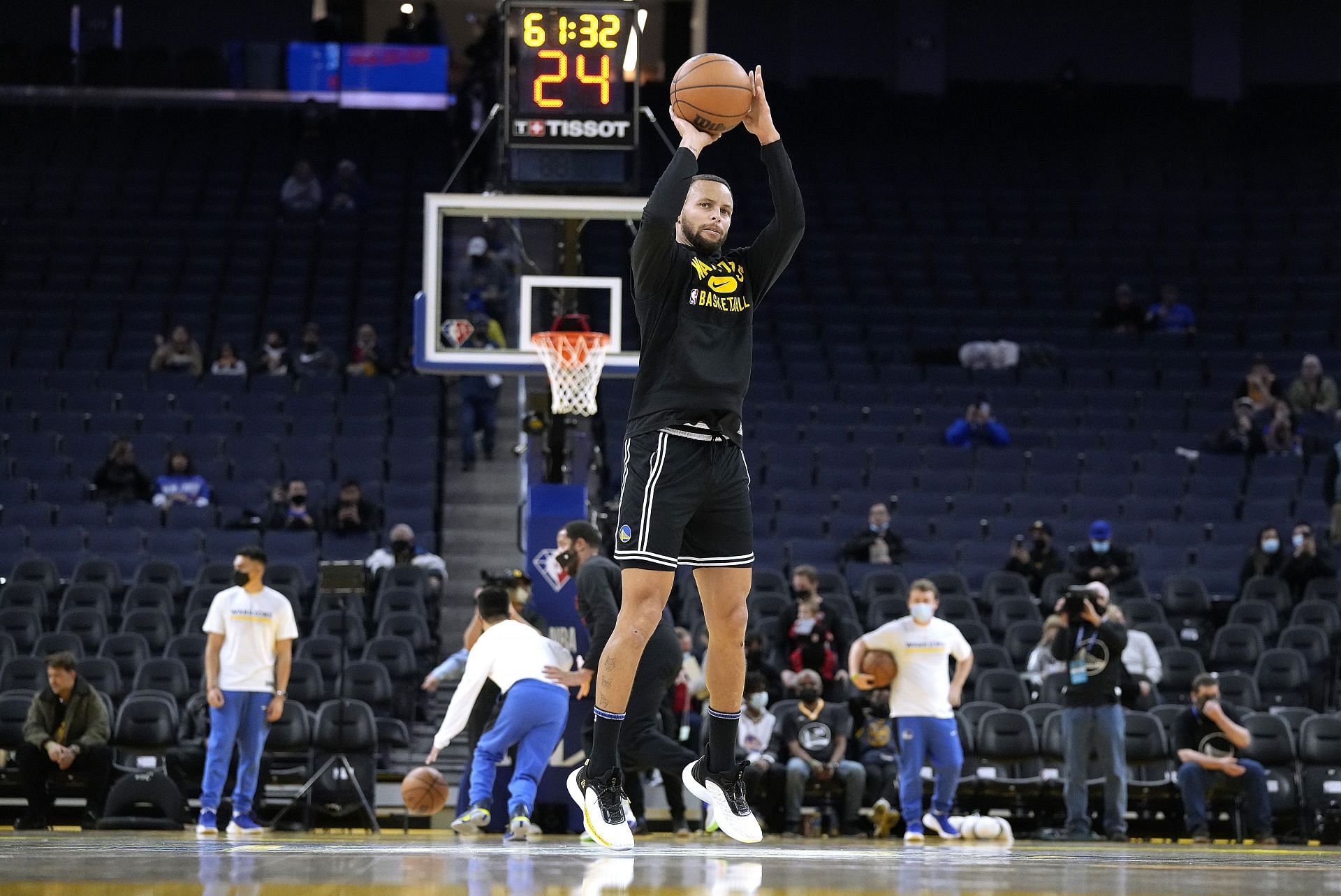 Steph Curry&#039;s warm-up routine is a treat to watch