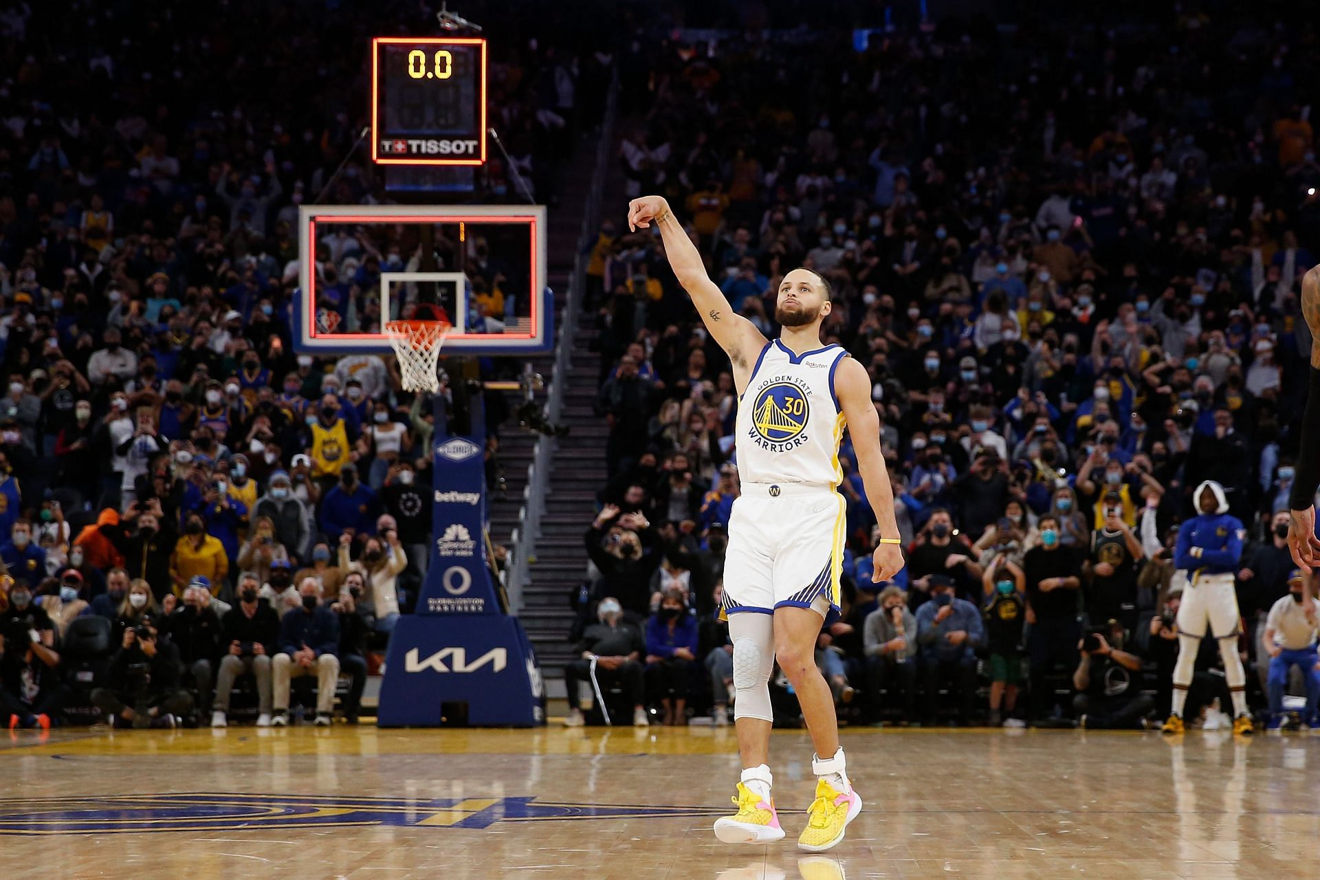 Watch: Steph Curry seen adjusting his shooting mechanics as he tries to