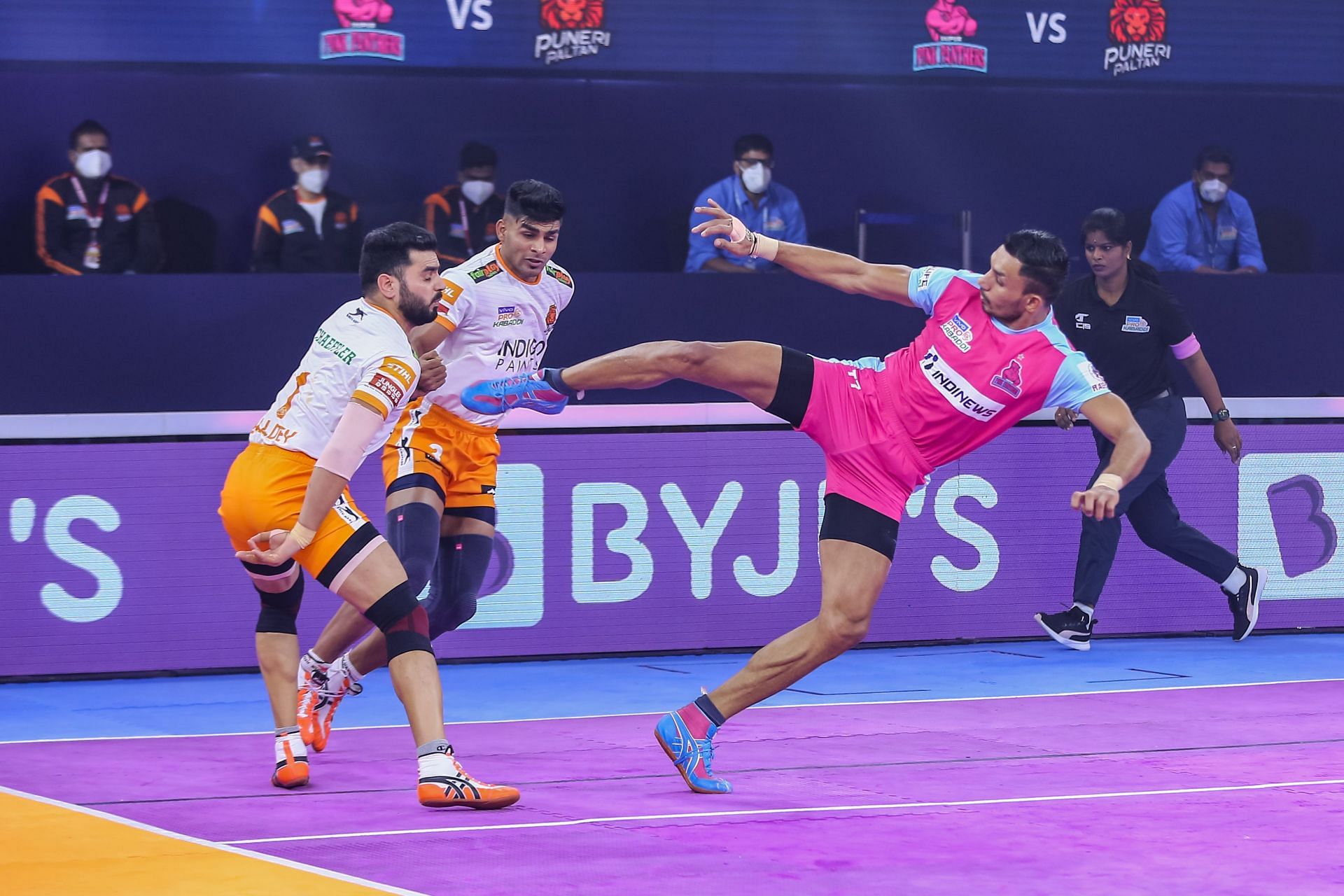 A Jaipur Pink Panthers raider in action against the Patna Pirates. (Image Courtesy: Jaipur Pink Panthers Twitter)
