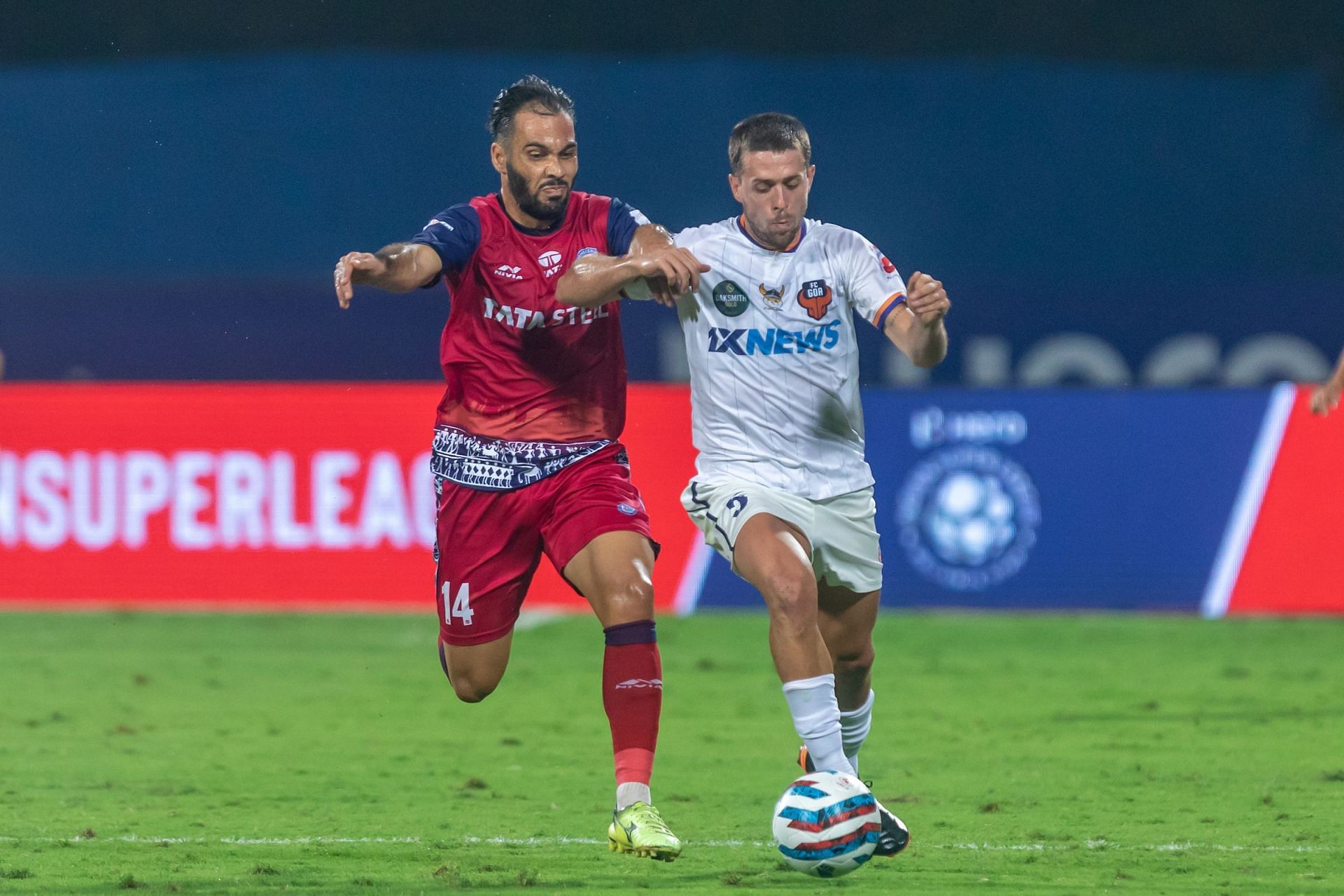 Jamshedpur FC&#039;s Alexandre Lima and FC Goa&#039;s Alberto Noguera vie for the ball (Image Courtesy: ISL)