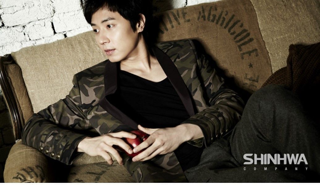 Shinhwa&#039;s maknae Andy Lee (Image via Channel Korea/Pinterest)