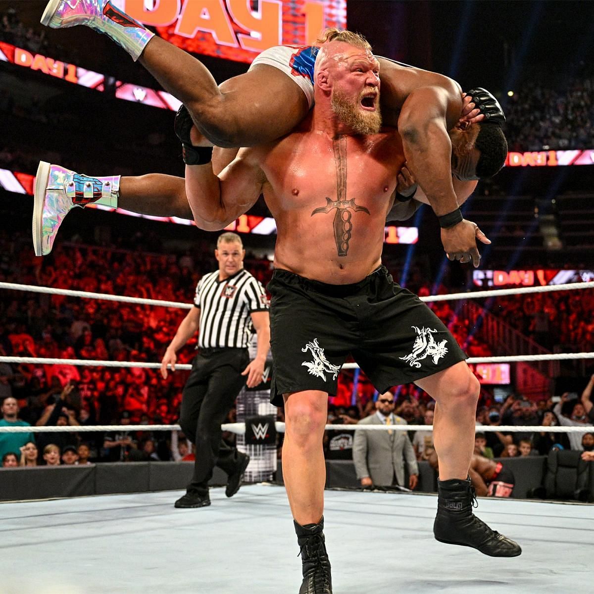 WWE सुपरस्टार बिग ई को ब्रॉक लैसनर ने दो बार दिया F5