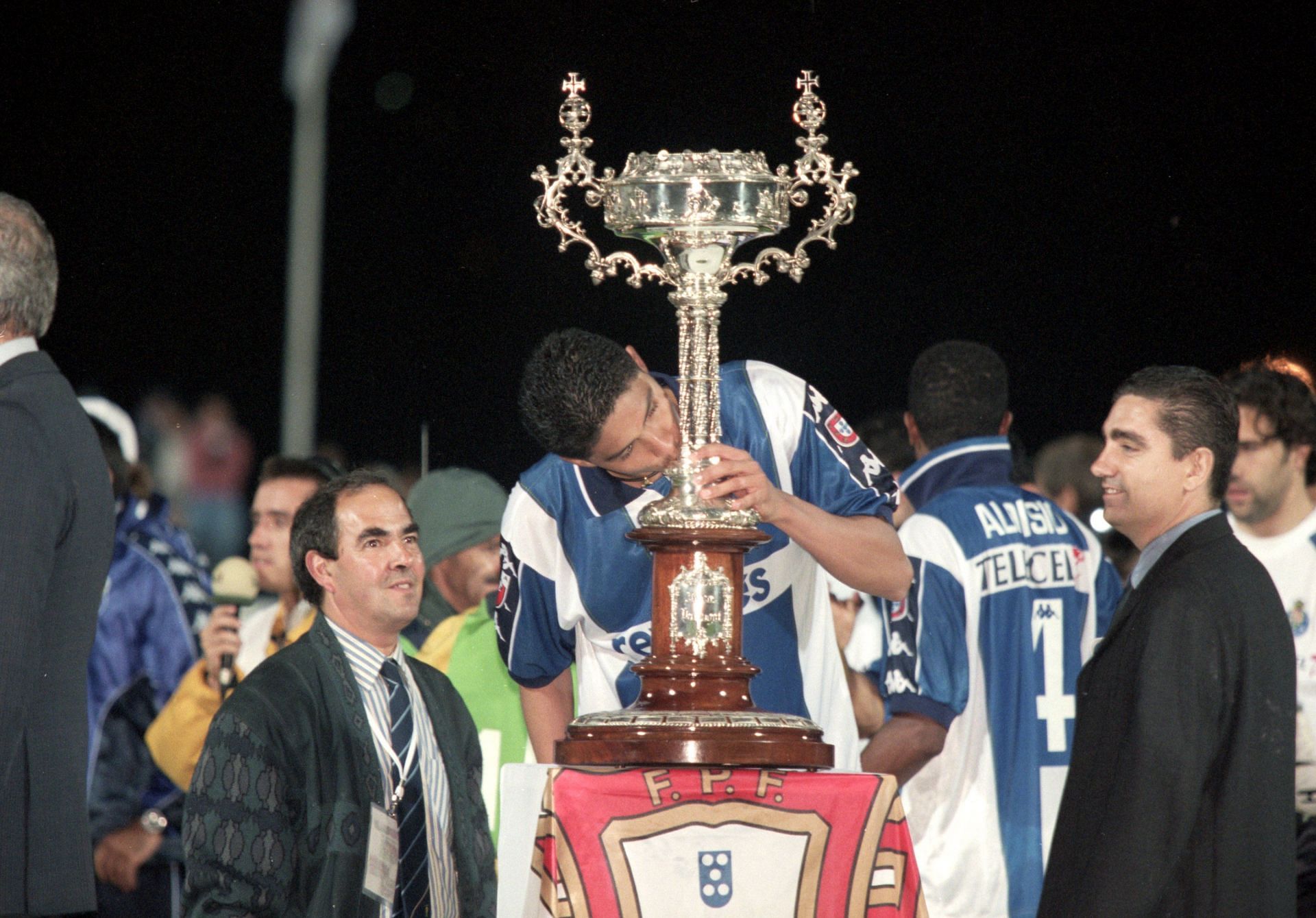 Jardel celebrates Porto&#039;s Portuguese Cup triumph.