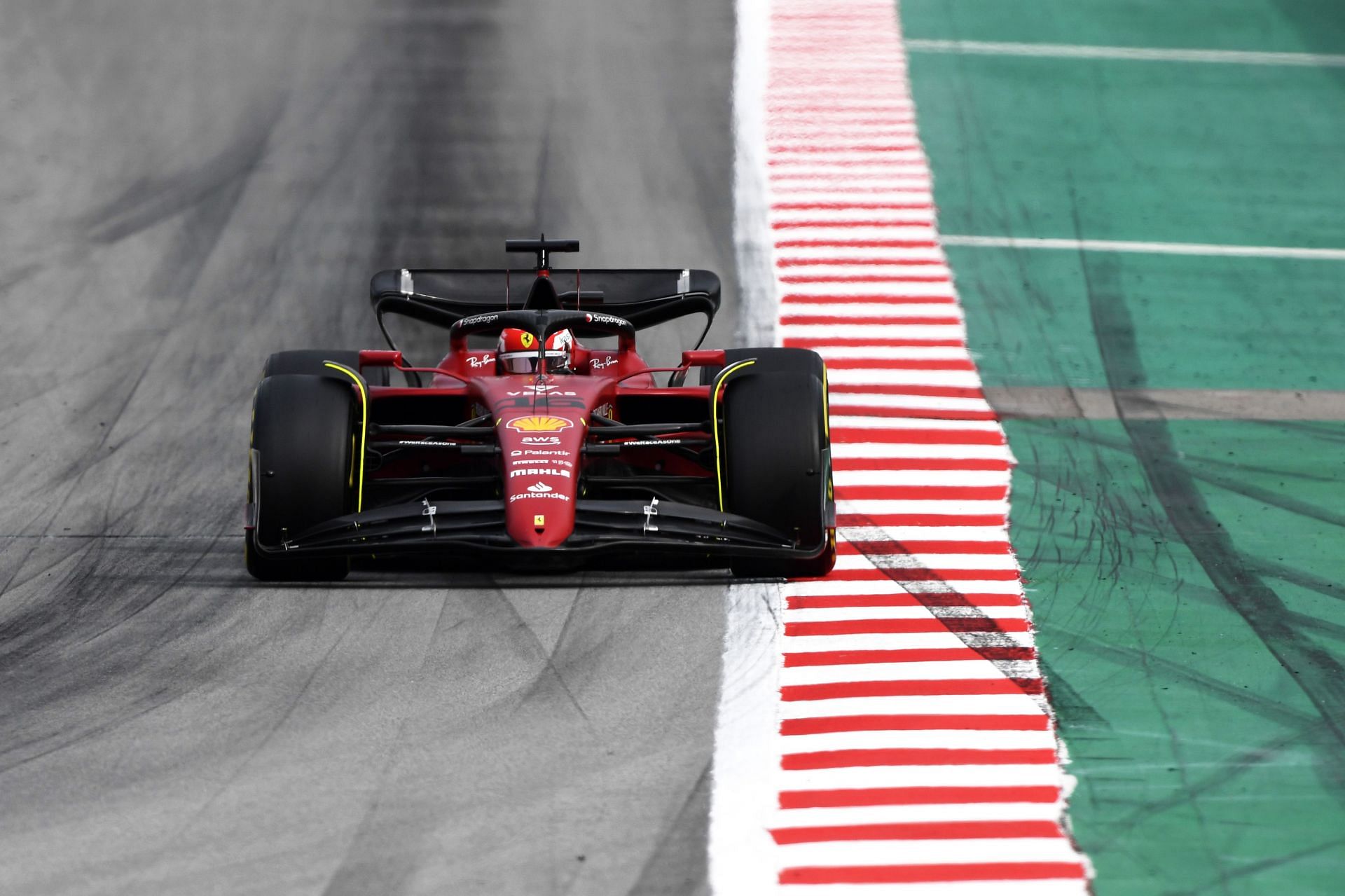 Charles Leclerc&#039;s Ferrari F1-75 takes on the straights of the F1 circuit in Barcelona (Photo by Rudy Carezzevoli/Getty Images)
