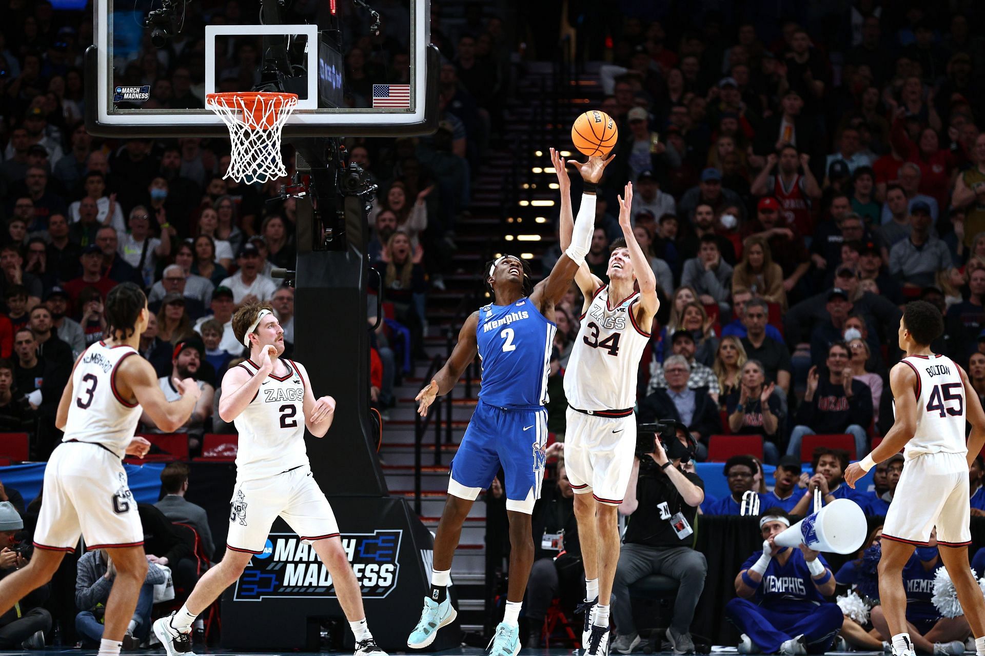 [Watch] Jalen Duren absolutely bodies Chet Holmgren on a vicious dunk ...