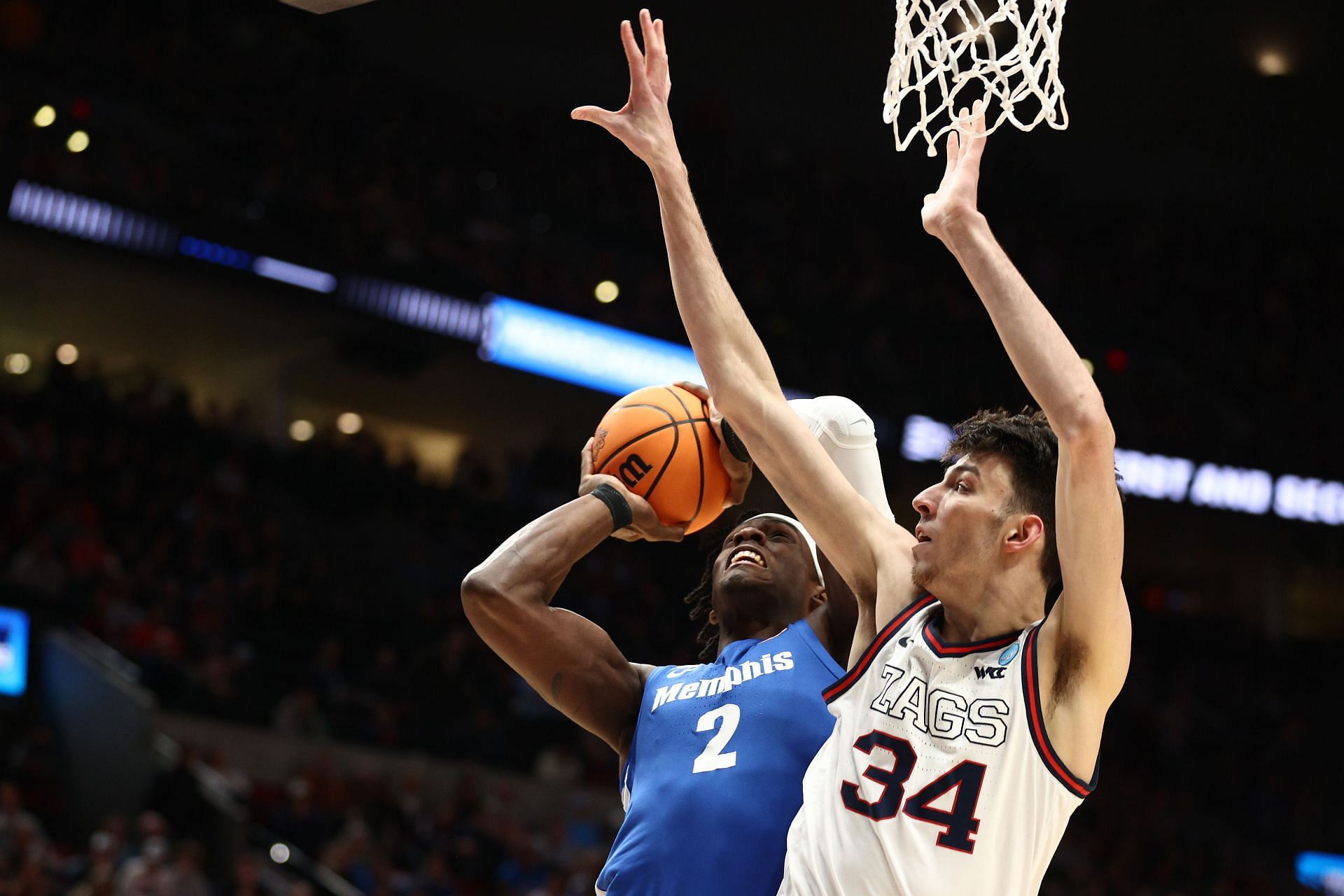 [Watch] Jalen Duren absolutely bodies Chet Holmgren on a vicious dunk ...