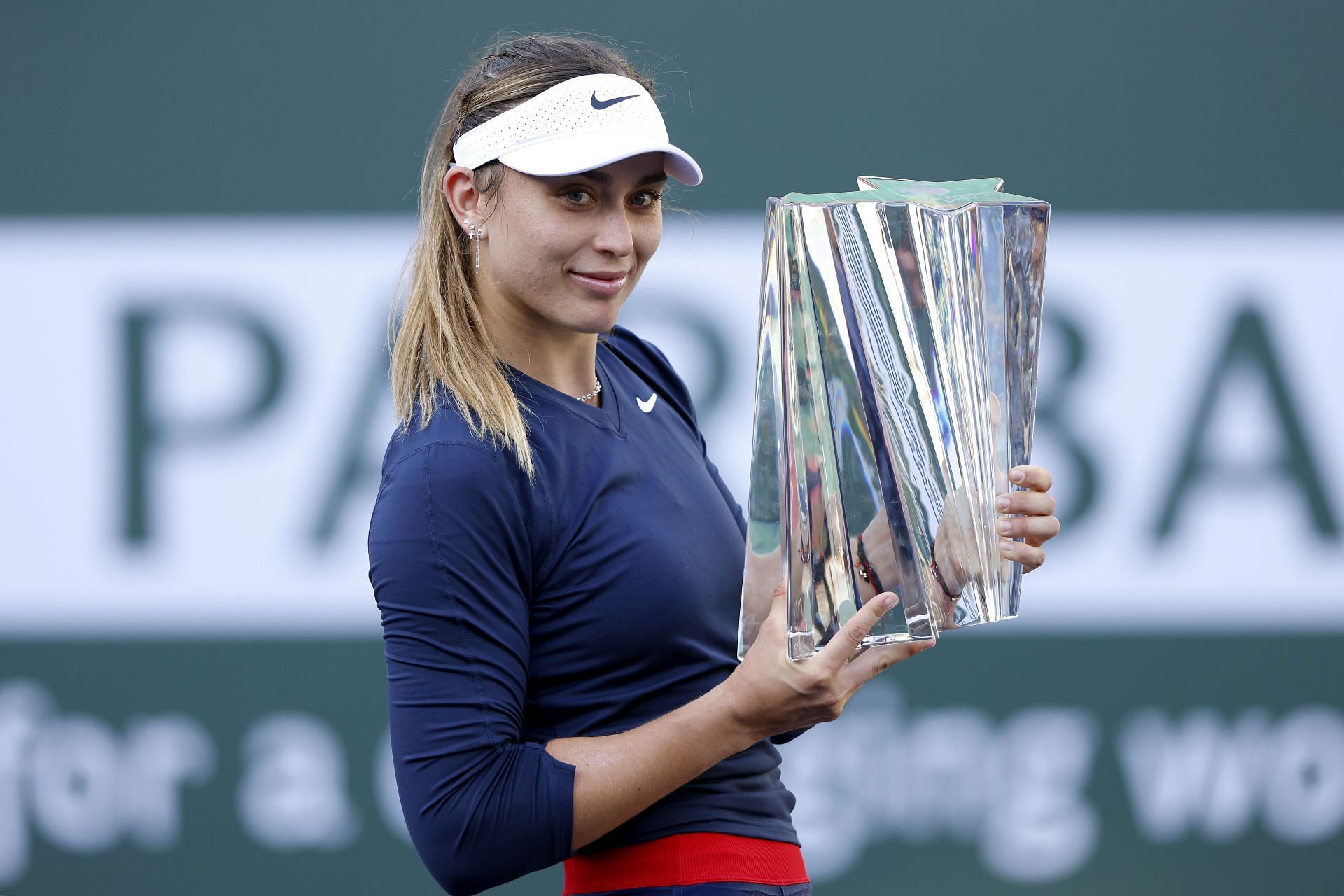 Paula Badosa with the Indian Wells trophy last year