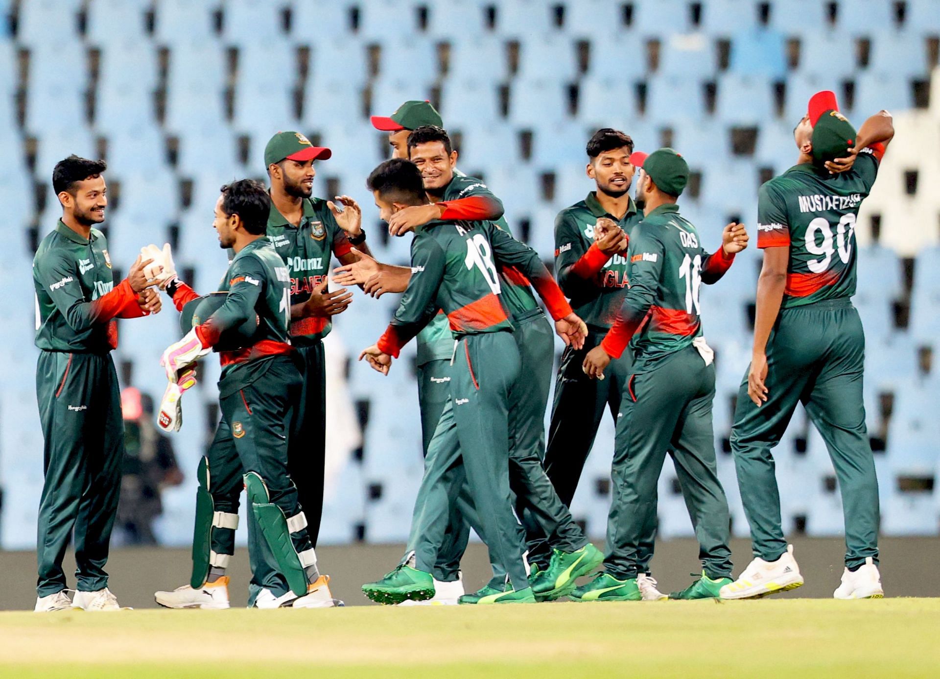 मैच जीतने के बाद जश्न मनाते बांग्लादेशी खिलाड़ी