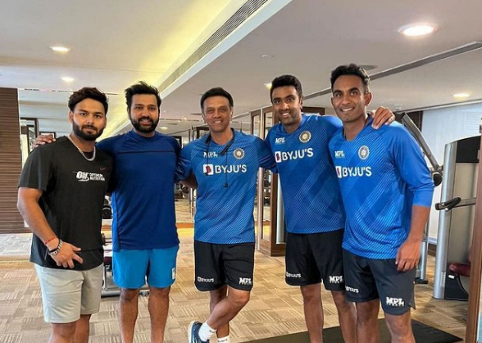 भारतीय टीम के स्&zwj;टार क्रिकेटरों के साथ हेड कोच राहुल द्रविड़ फोटो के लिए पोज देते हुए