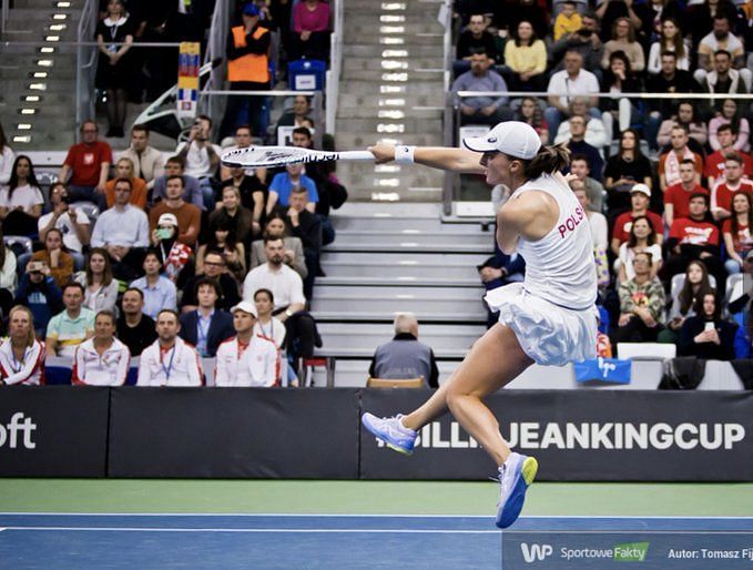 Agnieszka Radwanska's Son Stretches With World No. 1 Iga Swiatek At The ...