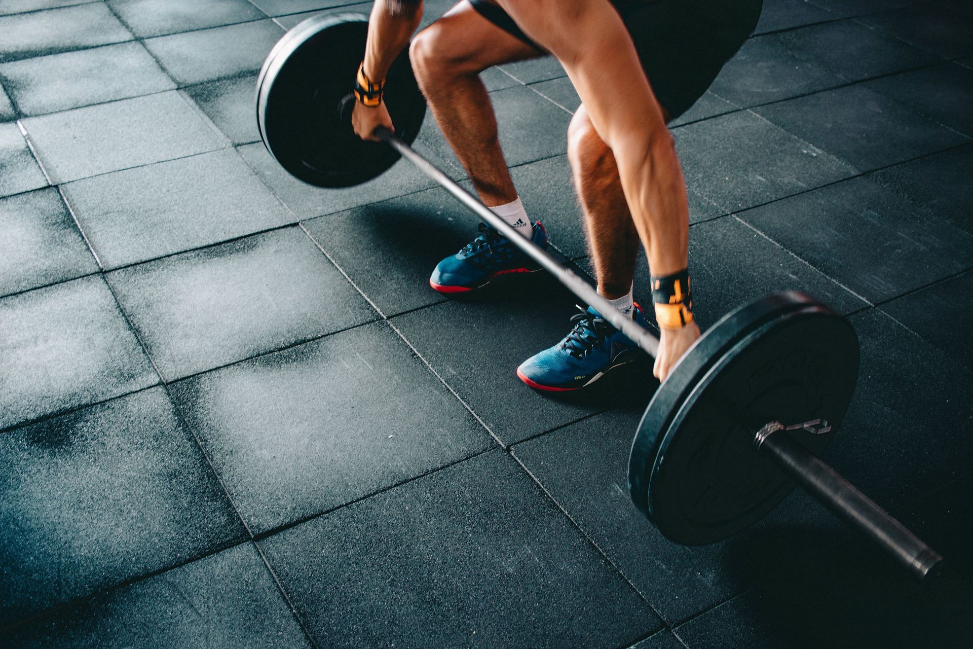 Using barbells, you can perform deadlifts for body building. (Image by Victor Freitas / Pexels)