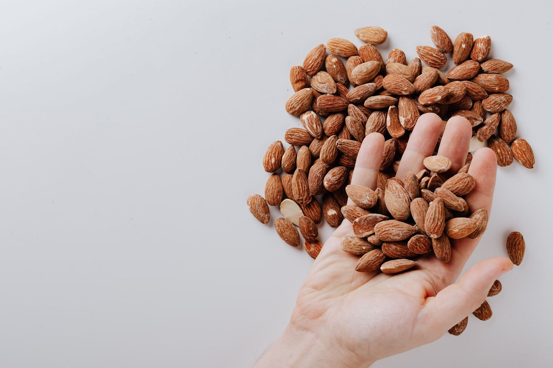 Almonds are high in minerals, vitamins, proteins, fibers, and other nutrients (Image via Pexels/Karolina Grabowska)