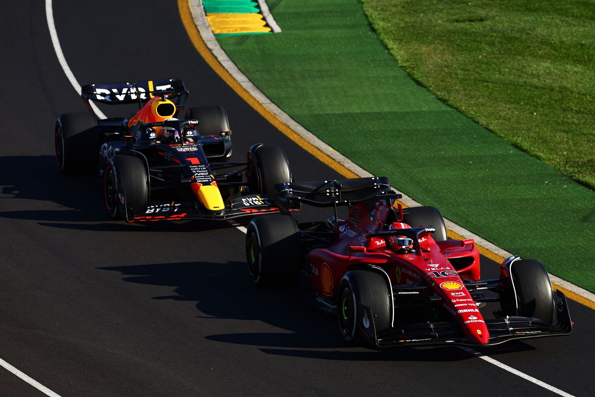 Red Bull&#039;s Max Verstappen (left) chases Ferrari&#039;s Charles Leclerc during the 2022 F1 Australian GP (Photo by Mark Thompson/Getty Images)