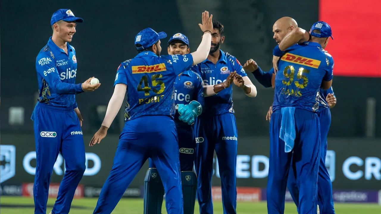 मुंबई इंडियंस के गेंदबाज लक्ष्य का बचाव करने में असफल रहे