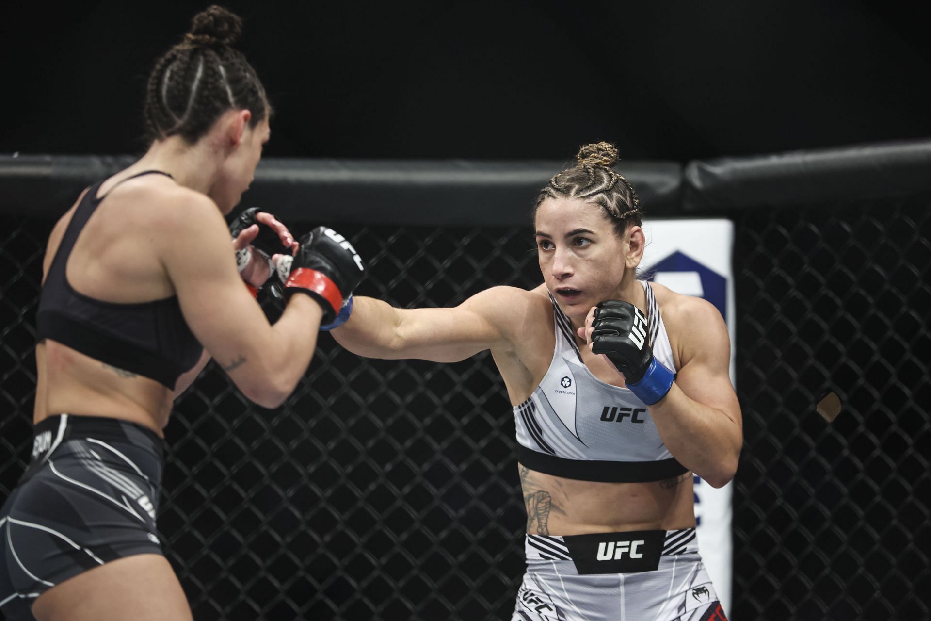 UFC 273: Tecia Torres (right) in her fight against Mackenzie Dern