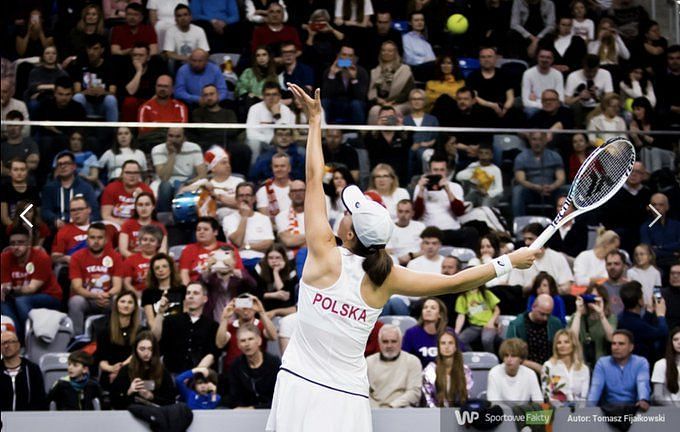 Agnieszka Radwanska's Son Stretches With World No. 1 Iga Swiatek At The ...