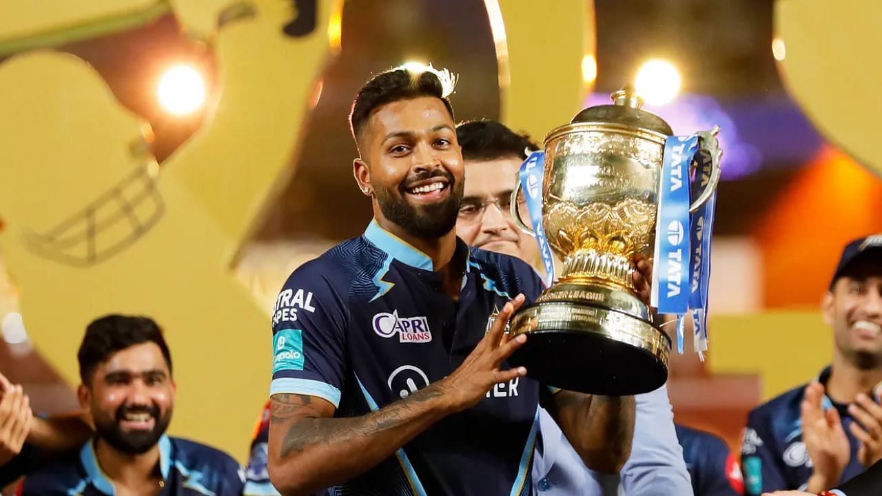 आईपीएल 2022 की ट्रॉफी जीतने के बाद गुजरात टाइटंस के कप्तान हार्दिक पांड्या  (PIC - iplt20.com)
