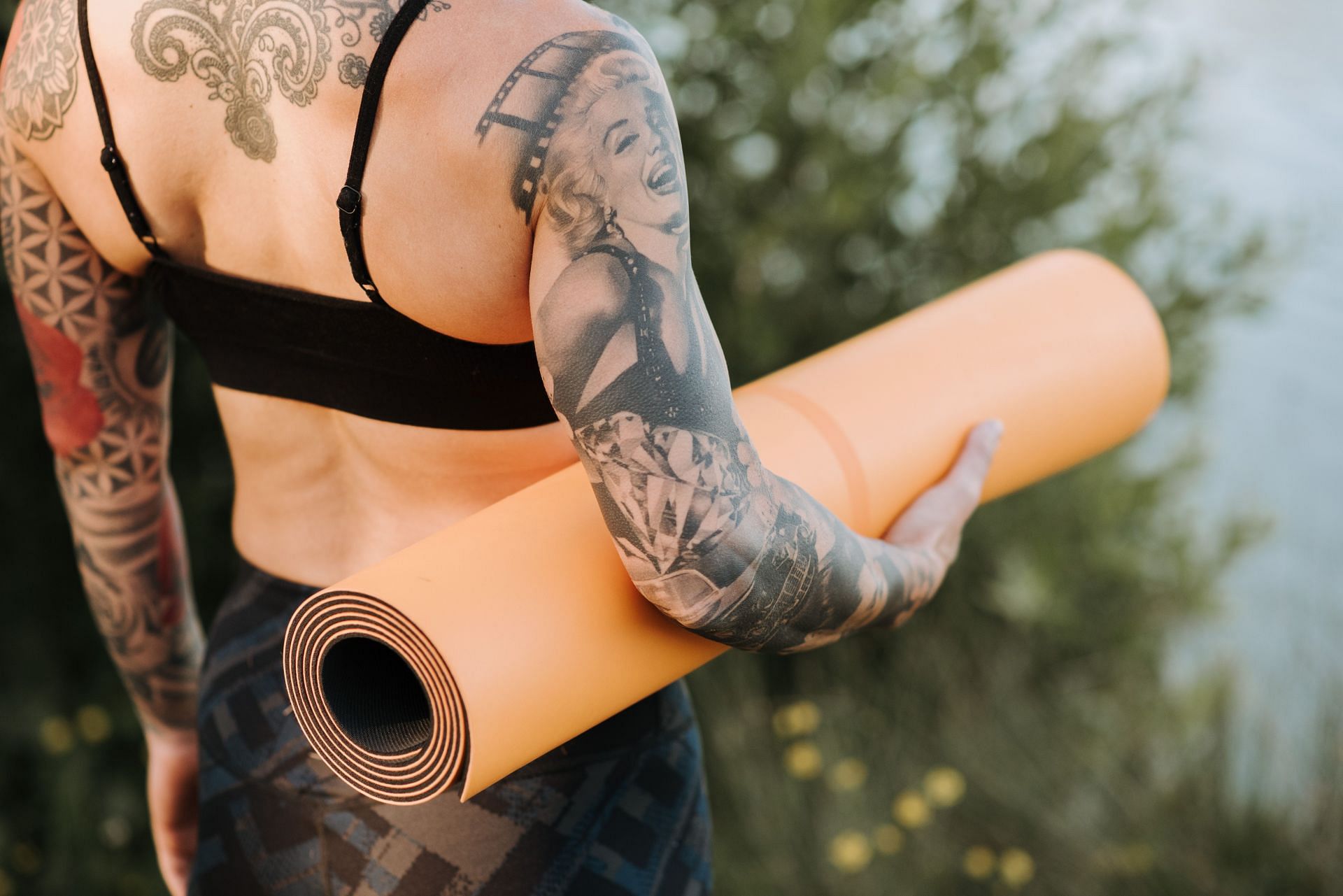 Pelvic curl helps in strengthening your abdominal muscles. (Image via Pexels / Anete Lusina)