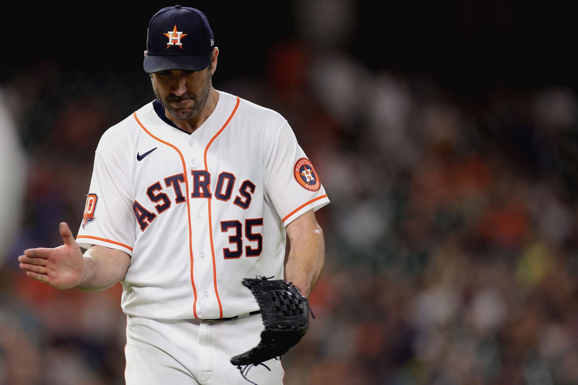 Verlander pitches for the Astros in a game against the Seattle Mariners.