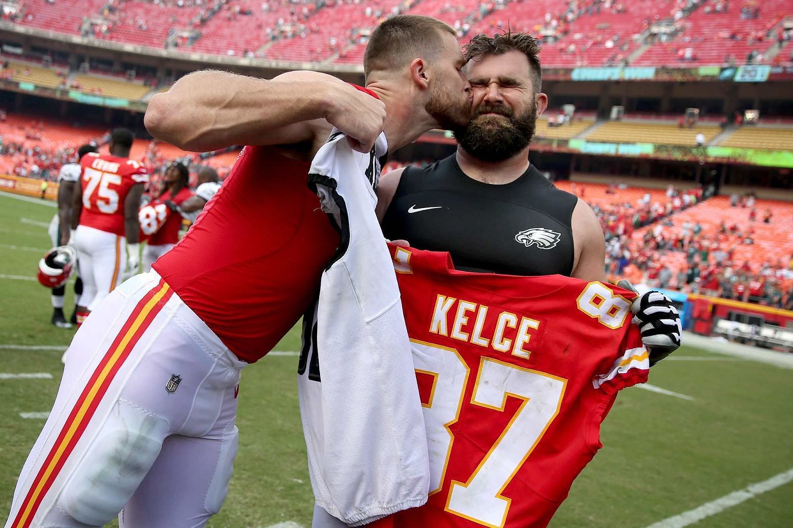 how tall is travis kelce        <h3 class=